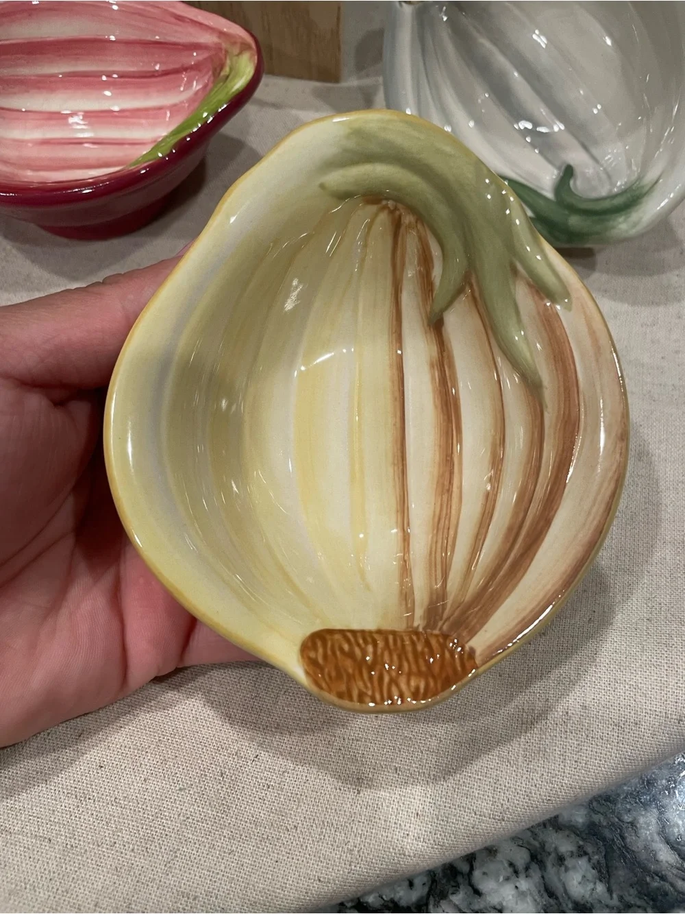 Williams Sonoma Ceramic Shell Dish 4pc in White, Red, and Cream serving, garnish
